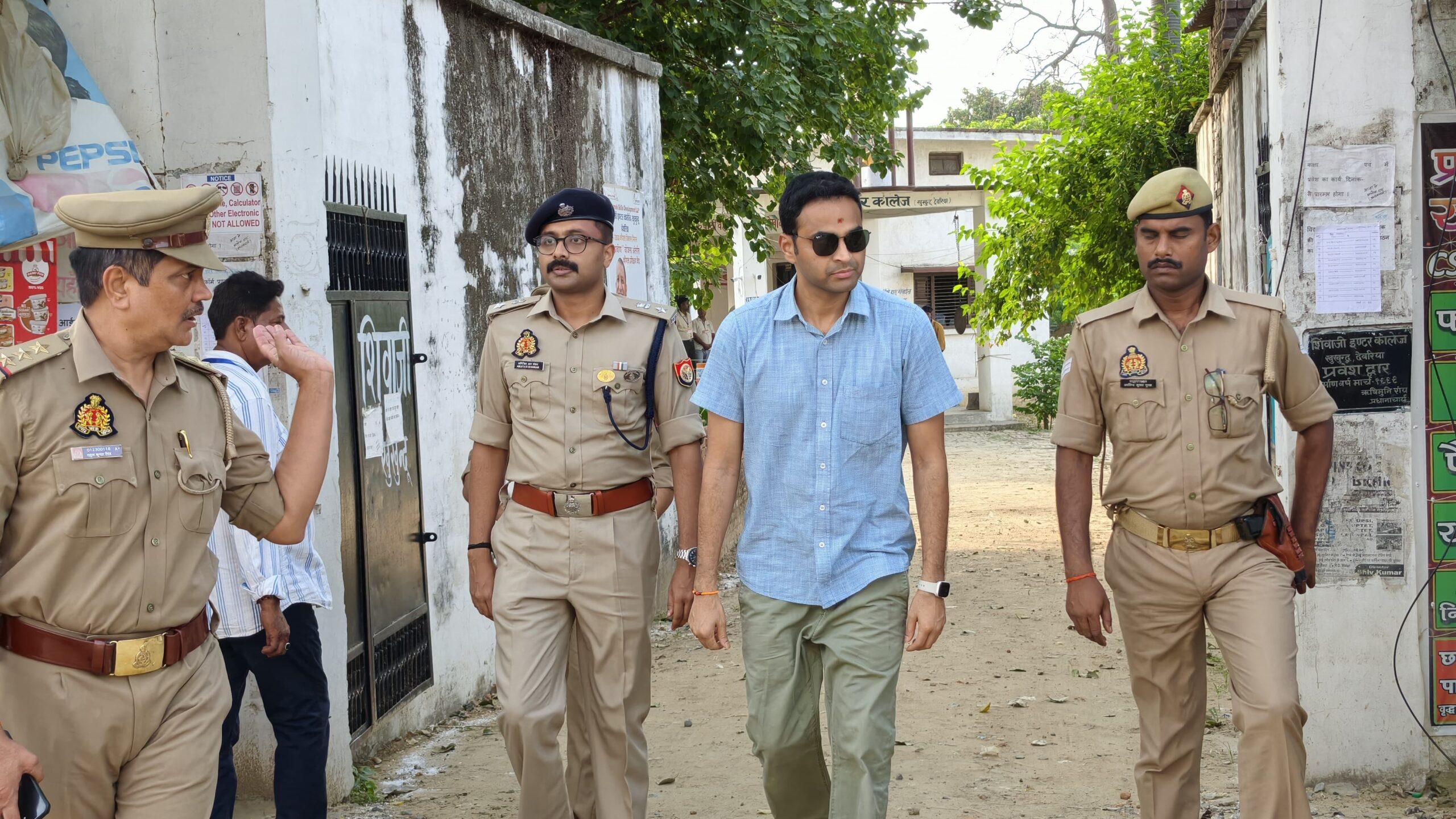 परीक्षा सकुशल संपन्न होने पर जिलाधिकारी ने अधिकारियों एवं कर्मचारियों को दी बधाई