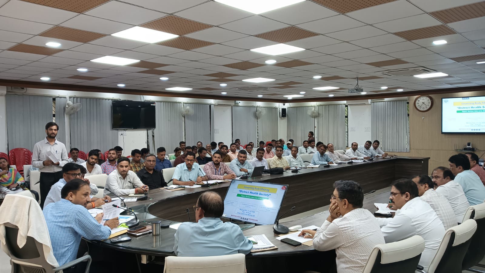 स्वास्थ्य सेवा कार्यक्रम व जनकल्याणकारी योजनाओं की समीक्षा बैठक-आयुष्मान कार्ड में लापरवाही पर वेतन बाधित का निर्देश-दिया डीएम महराजगंज, https://youtu.be/7FAueKT54TQ?feature=shared